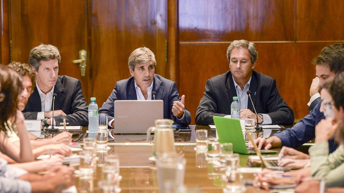 El Tesoro solo renovó el 45,68% de la deuda en pesos y canceló bonos por US$ 2,1 billones