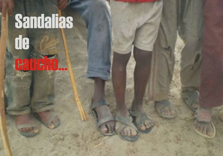 Niños con sandalias hechas con restos de neumáticos.