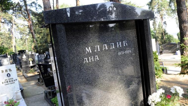 Tras su arresto en 2011, Mladic quiso visitar una vez más la tumba de su hija Ana en Belgrado antes de ser extraditado. Ana, de 23 años, se mató con un arma de su padre.