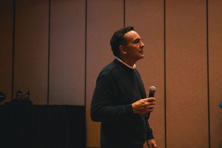 Jorge Cabrera, un experto del mundo del vino, organizador de la degustación. Gentileza. Jorge Cabrera, un experto del mundo del vino, organizador de la degustación. Gentileza.