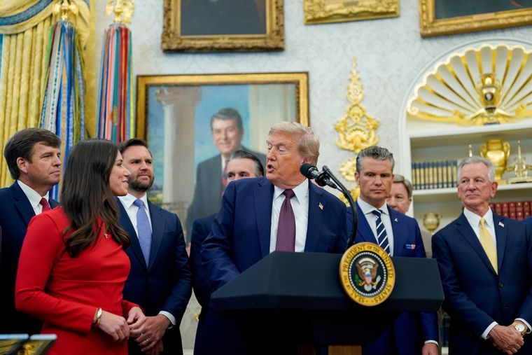 Donald Trump hizo el anuncio rodeado de su Gabinete
