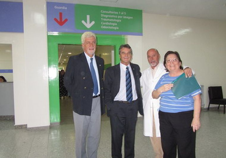 El Ministro Behler, junto con las autoridades de la UNCuyo, en el hall del Hospital Universitario. Foto: Gentileza