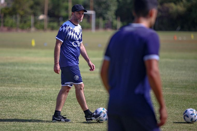 De Paoli reveló que un futbolista que tenía en la concentración se escapó para firmar en otro club. Foto: @CSIRoficial
