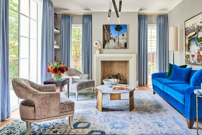 MDZol | Jamás levantar el piso del comedor por impulso para encontrar solo tierra desnuda y vigas podridas abajo, sin ningún plan ni financiamiento para arreglarlo. Foto: Michael Blevins. y JLayton Interiors