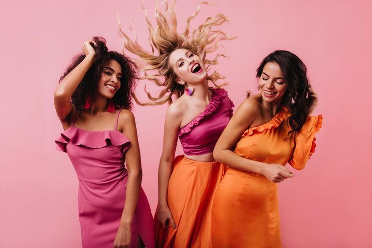 Estos trucos elevarán la apariencia de tu vestido. Foto: Freepik