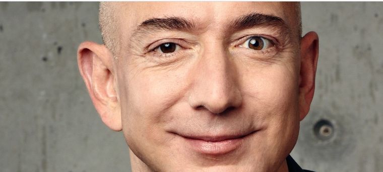 Jeff Bezos es un empresario y magnate estadounidense, fundador de la empresa de Amazon. Foto: : https://m.media-amazon.com/images/M/MV5BYTNlOGZhYzgtMmE3OC00Y2NiLWFhNWQtNzg5MjRhNTJhZGVmXkEyXkFqcGdeQXVyNzg5MzIyOA@@._V1_.jpg