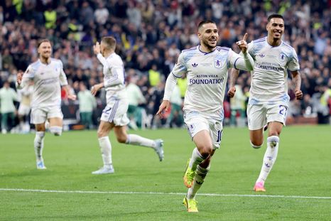 Aston Villa goleó a Friburgo en la final de la Europa League en el Tüpraş Stadyumu de Turquía. Aston Villa goleó a Friburgo en la final de la Europa League en el Tüpraş Stadyumu de Turquía.