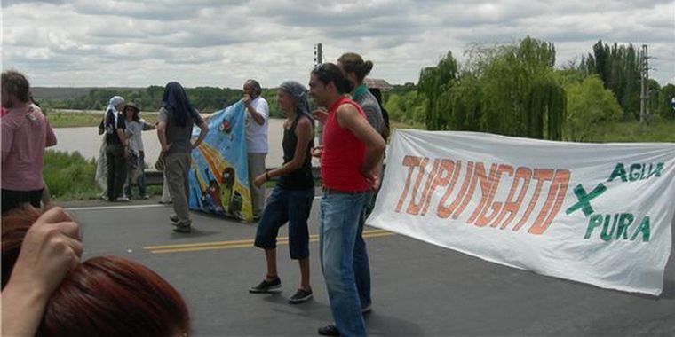 Algunos de los manifestantes. Foto: Lucas Taboada / MDZ