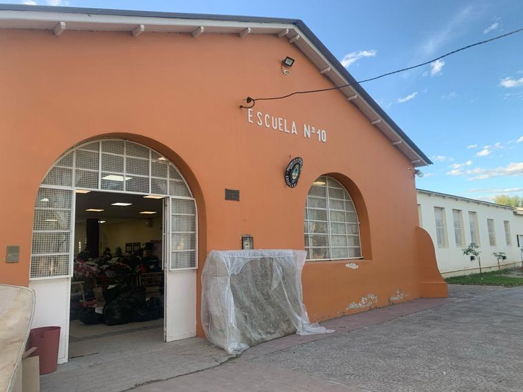 La Escuela N° 10 funciona como centro de donaciones Foto: Agustina Castro/MDZ