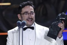 J.A. Bayona levanta el Goya como Mejor director Foto: EFE J.A. Bayona levanta el Goya como Mejor director Foto: EFE