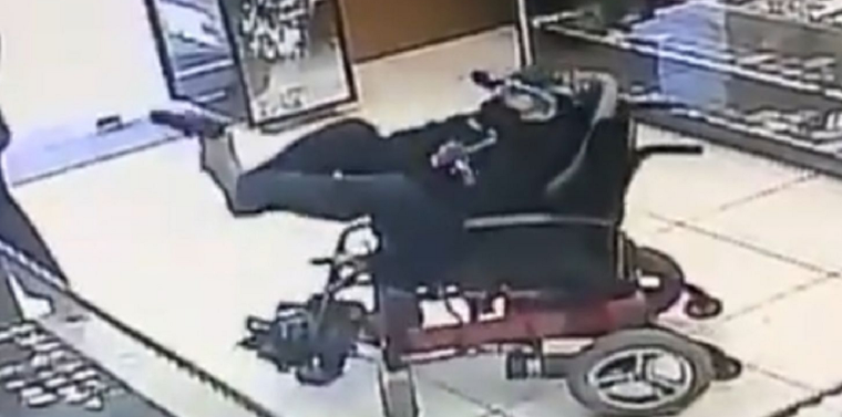 El ladrón en el intento de robo. Foto: Captura de video