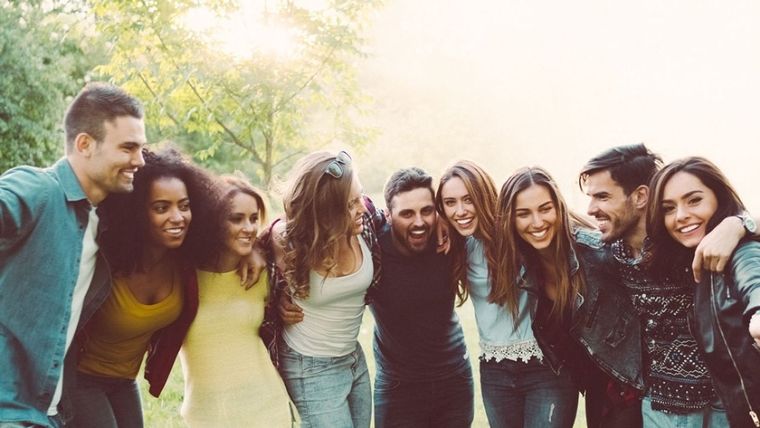 Pareja, amigos, se llevan bien