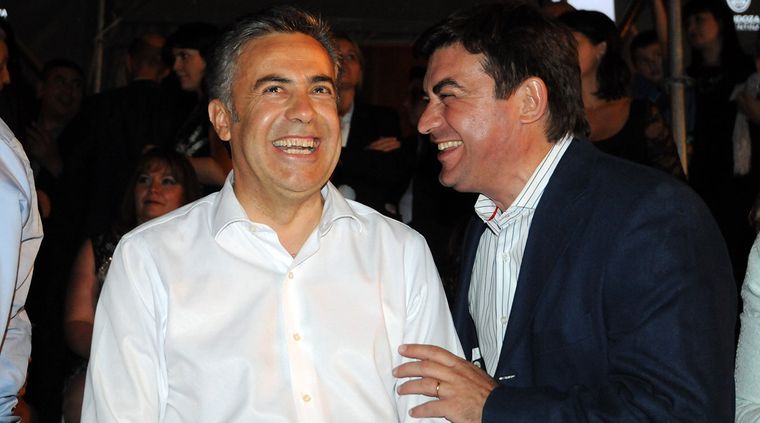 Dos pícaros de la política. Cornejo y De Marchi, aliados y enemigos a la vez. Foto: MDZ