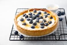 No pases horas en la cocina prepará esta tarta de yogur griego y arándanos en pocos minutos
