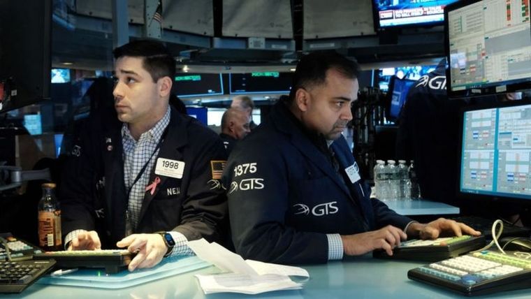 Sin llegar a números de pánico los mercados internacionales cierran la semana con números en rojo, empujados ambiente político caliente.