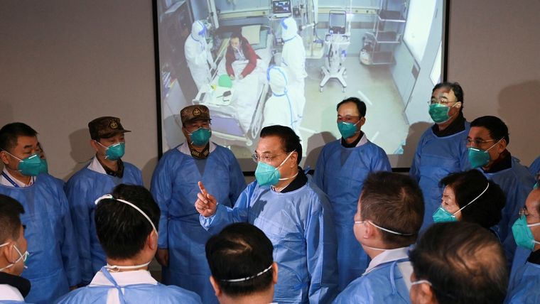 El primer ministro de China, Li Keqiang (en el centro), habla con médicos en el hospital Jinyintan, en Wuhan, China, el 27 de enero de 2020.