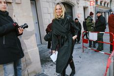 El tapado negro, nuestro fiel compañero invernal. Foto: Vogue