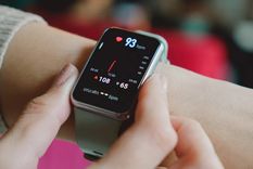 De los “golpes” del corazón a las caídas en casa: los relojes y pulseras inteligentes ya protagonizan historias donde un aviso automático a emergencias marca la diferencia entre un susto y una tragedia.