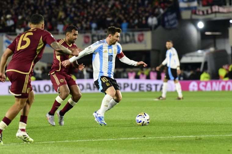 Lionel Messi en la previa a su definición para el 1-0 frente a Venezuela. Lionel Messi en la previa a su definición para el 1-0 frente a Venezuela.