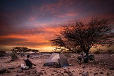 El fotógrafo Juan Bettolli registró el atardecer en el Desierto del Sahara en su viaje en bicicleta desde Marruecos hacia Sudáfrica. Foto: Juan Bettolli Instagram @juanibett