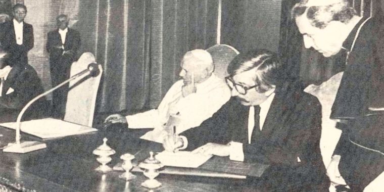 El canciller Dante Caputo y a su lado el Santo Padre, San Juan Pablo II