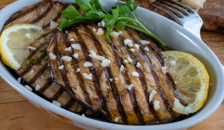 Cómo hacer berenjenas a la parrilla con ajo y aceite de oliva Foto: Shutterstock