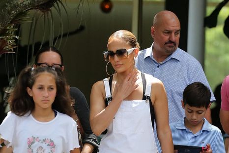 ¿Crisis familiar? Los hijos de Jenifer Lopez prefieren alejarse de su madre Jennifer Lopez junto a sus hijos. Foto: People en Español