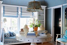 El empapelado se complementa muy bien con la pintura para darle a un espacio un look con carácter y personalizado.