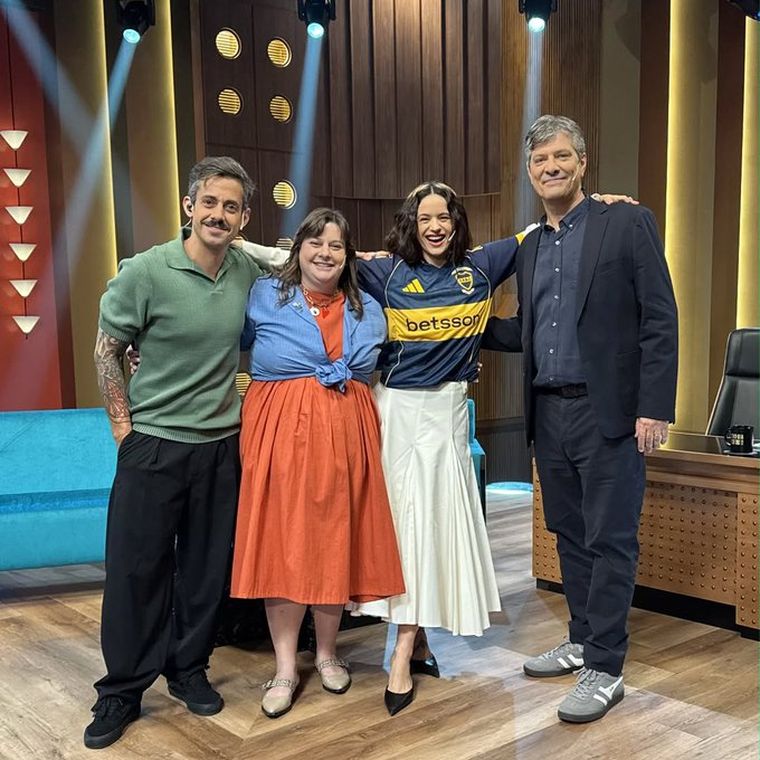 Rosalía lució la camiseta de Boca Juniors junto a Mario Pergolini y su equipo en Otro Día Perdido. Rosalía lució la camiseta de Boca Juniors junto a Mario Pergolini y su equipo en Otro Día Perdido.