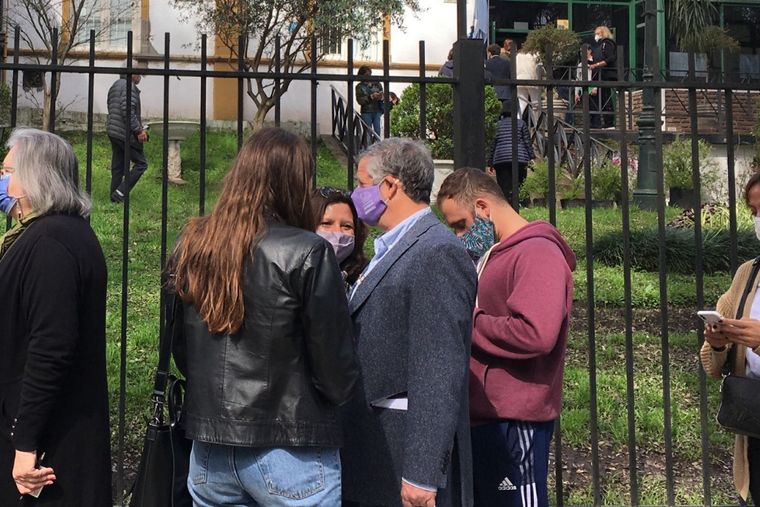 El precandidato formó la fila al igual que los demás votantes.Foto: Bautista Otamendi MDZ.