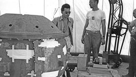 Louis Stolin (izquierda), era uno de los mayores expertos en manipular materiales radioactivos. Foto: LOS ÁLAMOS NATIONAL LABORATORY
