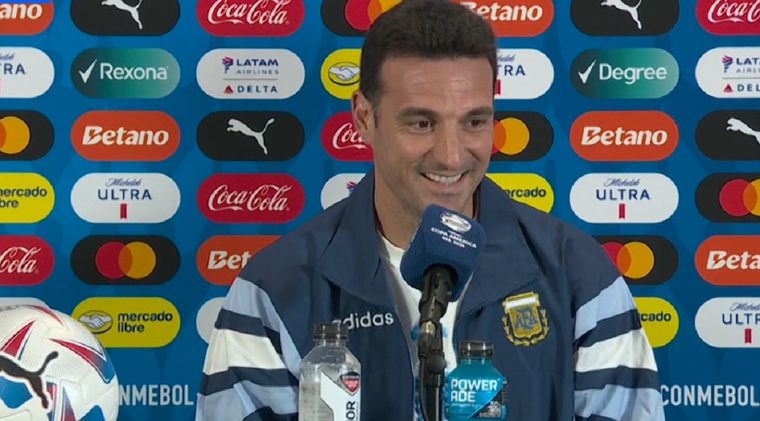 El seleccionador argentino en conferencia de prensa Foto: Captura
