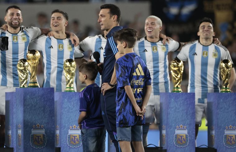 La emoción de Scaloni mientras los jugadores cantan. Foto: EFE