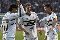 Ronaldo Martínez, Guido Mainero y Franco Zapiola festejan el gol de la victoria de Platense ante San Lorenzo. Las redes del Calamar no perdonaron a nadie. Foto: FotoBaires