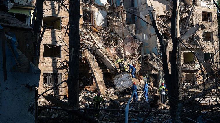 Zonas residenciales, hospitales e infraestructura deportiva fueron alcanzados por los ataques rusos en la capital ucraniana.
