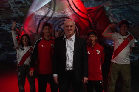 Con el Beto Alonso como bandera, River festejó sus 125 años. Con el Beto Alonso como bandera, River festejó sus 125 años.