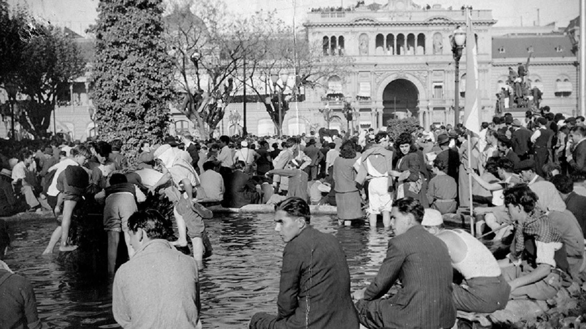"Con las patas en la fuente", una foto que explica el peronismo