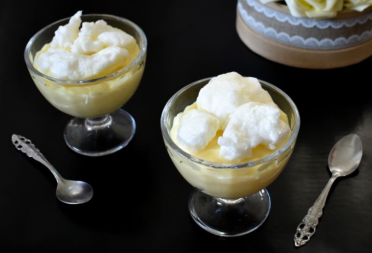 En muchas casas, la receta de isla flotante se hace con merengue italiano en vez de horneado, para ganar tiempo. En muchas casas, la receta de isla flotante se hace con merengue italiano en vez de horneado, para ganar tiempo.