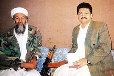 Hamid Mir en entrevista con Osama bin Laden, en Kabul en 2001. Foto: Getty Images.