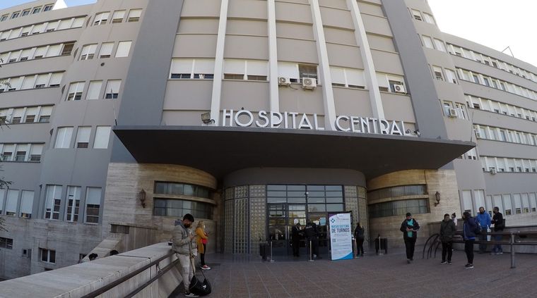 El chico baleado continúa en el Hospital Central Foto: ALF PONCE MERCADO / MDZ