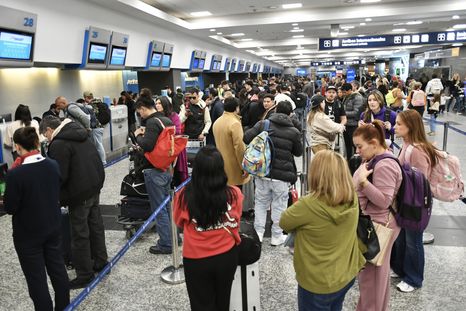 Paro de controladores aéreos: el Gobierno evalúa dictar la conciliación obligatoria