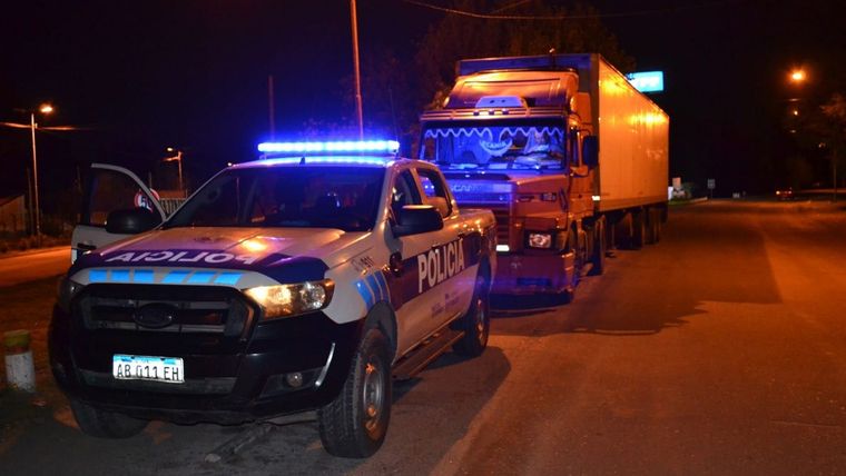 La policía junto al camión en el que viajó oculta la joven para llegar a San Luis