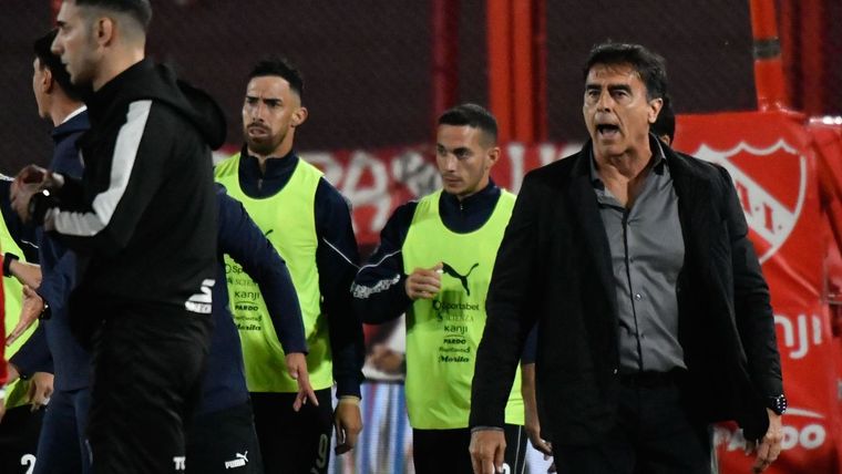 Gustavo Quinteros vio la roja ante el primer reclamo a Fernando Echenique, una historia que ya tiene varios capítulos.