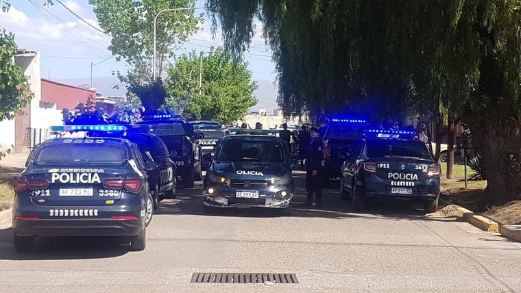 Persecución terminó a los tiroteo y con dos sujetos detenidos. Foto: Ministerio de Seguridad