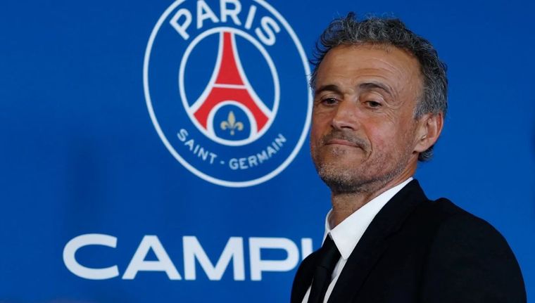 El DT le expresó al futbolista que no contará con él en la temporada. Foto: @PSG_espanol