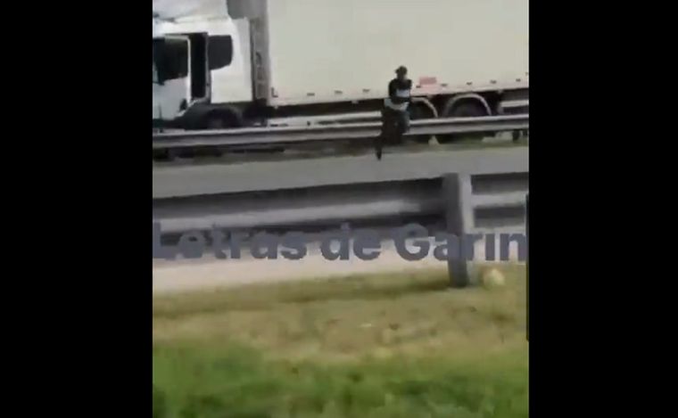 Un delincuente sorprendió a todos al realizar una espectacular maniobra en la Autopista Panamericana. Foto: Letras de Garín.