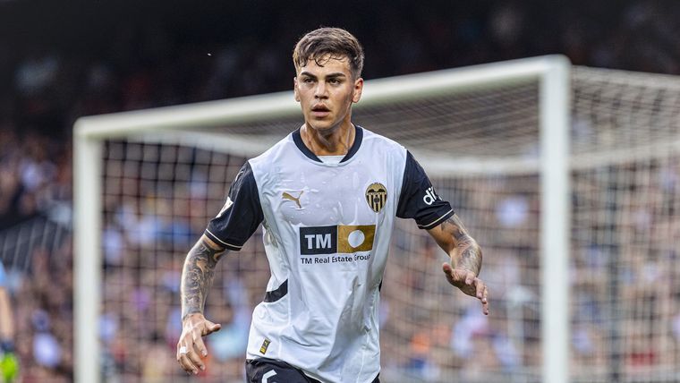 Enzo Barrenechea contó lo que sintió al saber que jugaría en la Selección argentina. Foto: @valenciacf