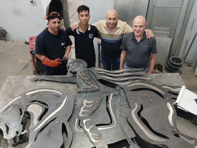 Sergio Merse y Roberto Dangelis de Di Metalo Estatua de San Martín