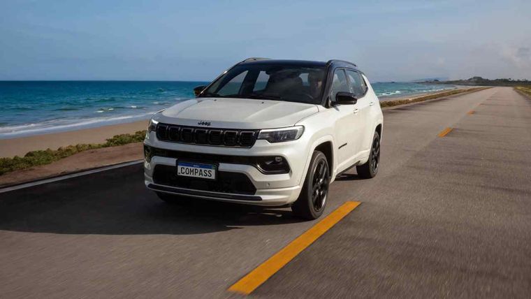 Líder constante en su segmento, el Jeep Compass se posiciona regularmente entre los 10 vehículos más vendidos del mercado brasileño.