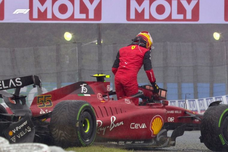 Carlos Sainz se baja de la Ferrari tras accidentarse. Foto: Captura